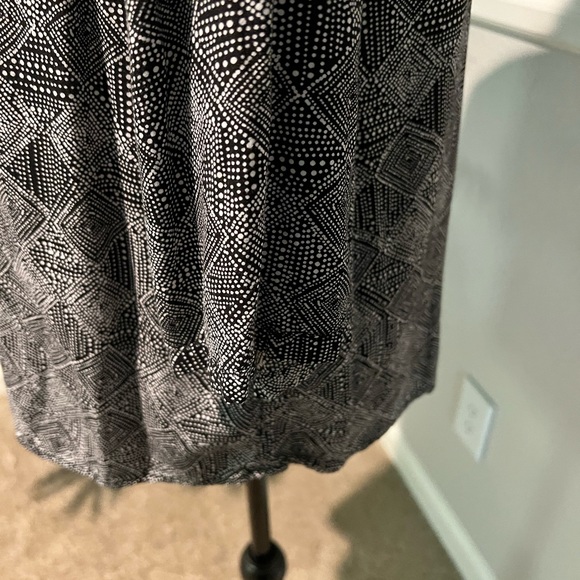 Old Navy Black & White Boho Blouse - Picture 3 of 4